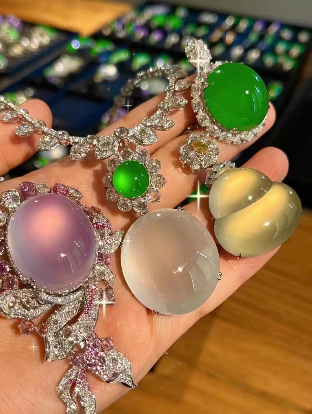 十多年钱前买的翡翠保值吗，还能值多少钱？